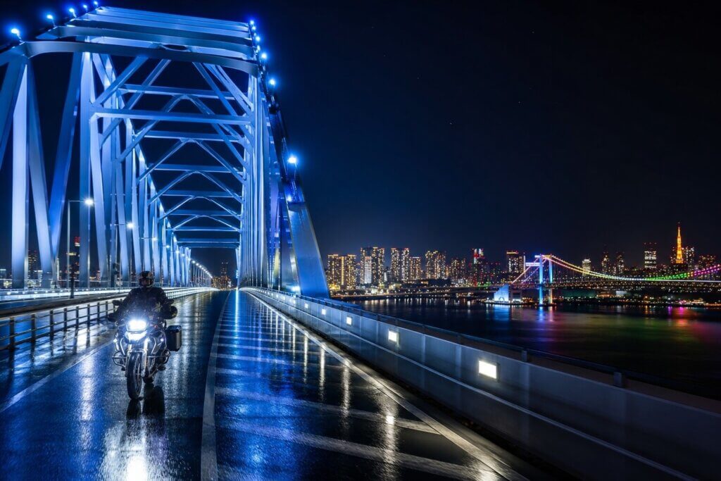 夜景ツーリングで走る東京ゲートブリッジとレインボーブリッジ